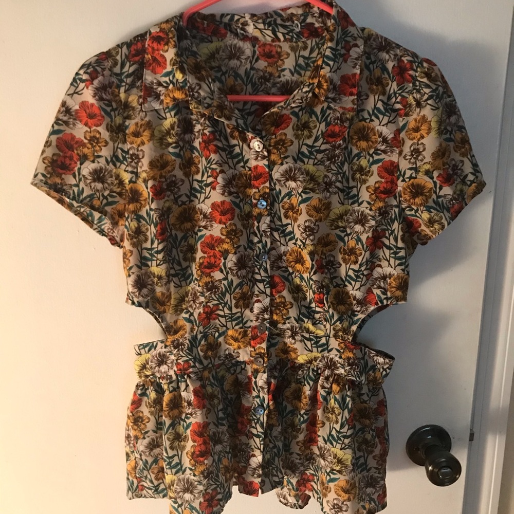 Button-up cut-away blouse floral